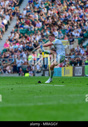 26 MAI 2018 , le stade de Twickenham, Londres, Angleterre ; Aviva Premiership finale Rugby 2018, Exeter Chiefs v Saracens;Owen Farrell des Saracens essaie de toucher un mort Banque D'Images