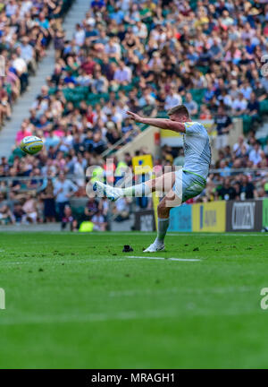 26 MAI 2018 , le stade de Twickenham, Londres, Angleterre ; Aviva Premiership finale Rugby 2018, Exeter Chiefs v Saracens;Owen Farrell des Saracens essaie de toucher un mort Banque D'Images