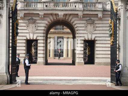 Le Mall, Londres, Royaume-Uni. 26 mai, 2018. L'examen général est tenu à chaleur étouffante, l'avant-dernière répétition pour la fête de la Reine Parade, également connu sous le nom de Parade la couleur. 1400 soldats de la Division des ménages et la troupe du Roi Royal Horse Artillery prendre part à cette répétition de pleine échelle. Un Blues et Royals cavalier entre dans Buckingham Palace gates pour escorter le Chariot royal. Credit : Malcolm Park/Alamy Live News. Banque D'Images