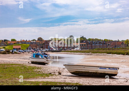 Blakeney, Norfolk. Royaume-uni le 26 mai 2018. Météo. Un beau début à la Bank Holiday weekend vers le bas près de Blakeney quay à marée basse. Credit : Keith J Smith./Alamy Live News Banque D'Images
