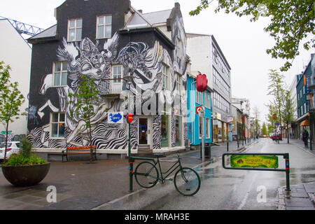 Maisons aux couleurs vives à Laugavegur, Reykjavík, Islande.2018. Les touristes et les vacanciers étrangers apprécient les peintures murales de la rue et visitent les boutiques colorées ; les vieilles maisons colorées dans la section touristique du centre-ville. Banque D'Images