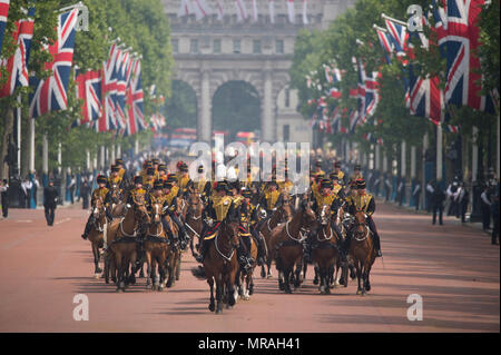 Le Mall, Londres, Royaume-Uni. 26 mai, 2018. L'examen général est tenu à chaleur étouffante, l'avant-dernière répétition pour la fête de la Reine Parade, également connu sous le nom de Parade la couleur. 1400 soldats de la Division des ménages et la troupe du Roi Royal Horse Artillery prendre part à cette répétition de pleine échelle. Credit : Malcolm Park/Alamy Live News. Banque D'Images