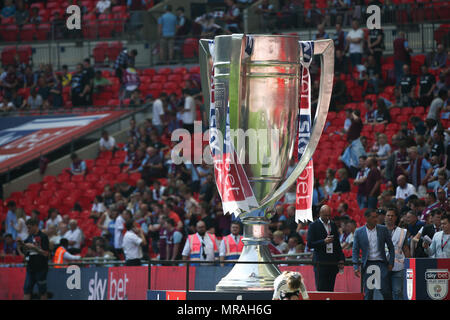 Londres, Royaume-Uni, 26 mai 2018. de droit ne peut être utilisé qu'à des fins rédactionnelles. Usage éditorial uniquement, licence requise pour un usage commercial. Aucune utilisation de pari, de jeux ou d'un seul club/ligue/dvd publications. L'EFL TROPHY au cours de la Sky Bet Championship match de finale Play-Off entre Aston Villa et Fulham au stade de Wembley le 26 mai 2018 à Londres, en Angleterre. (Photo par Arron Gent/phcimages.com) : PHC Crédit Images/Alamy Live News Banque D'Images