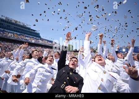 Les diplômés de l'académie navale des États-Unis lancent leurs chapeaux en l'air au cours de la tradition annuelle marquant leur mise en service et l'obtention du diplôme le 25 mai 2018 à Baltimore, Maryland. La classe de 2018 a obtenu 1 042 aspirants de marine et a été adressée par le Président Donald Trump durant la cérémonie.