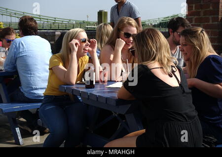 Londres, Royaume-Uni. 26 mai 2018. Météo France : Les gens apprécient la bonne météo à Hammersmith, Londres. Matthieu Ashmore/Alamy Live News Banque D'Images