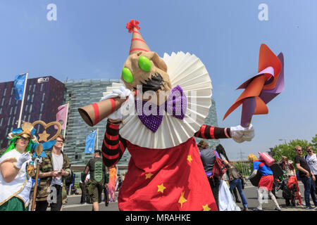 ExCel, Londres, 26 mai 2018. Cosplayeur pose comme surprise-partie Fiddlesticks, personnage de League of Legends. Cosplayeurs, personnages de bande dessinée, superheros et visiteurs costumés viennent ensemble pour MCM Comicon 2018 le deuxième jour, un samedi, tournant au Centre d'exposition ExCel peut 25-27ème. Credit : Imageplotter News et Sports/Alamy Live News Banque D'Images