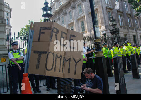 Londres, Royaume-Uni, 26 mai 2018. Inscrivez-vous gratuitement à l'appelant extérieur Tommy Robinson, Downing Street Crédit : Alex Cavendish/Alamy Live News Banque D'Images