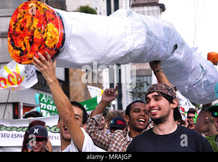 Sao Paulo, Brésil, 26 mai 2018. Les militants de la légalisation de la marijuana depuis mars le Reichstag pendant la parade annuelle du chanvre (Hanfparade) le 26 mai 2018 dans la région de SÃ£o Paulo, Brésil. Les partisans de la légalisation du cannabis espèrent que la légalisation dans plusieurs états des États-Unis au cours des dernières années, augmenteront la probabilité de la légalisation au Brésil. Credit : Cris Faga/ZUMA/Alamy Fil Live News Banque D'Images