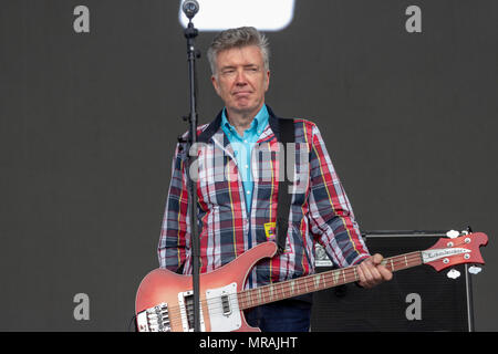 Belfast, Royaume-Uni, 26 mai 2018. Mickey Bradley, du The Undertones rejoint Ash sur scène à BBC6 Music's Biggest Week-end à Belfast, en Irlande du Nord. 26 mai 2018. Credit : Darron Mark/Alamy Live News Banque D'Images