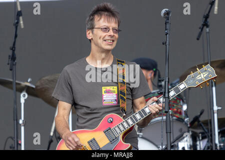 Belfast, Royaume-Uni, 26 mai 2018. Damien O'Neill s'est joint à la poser sur scène à BBC6 Musique€™Plus grand week-end à Belfastâ€™Titanic Slipway en Irlande du Nord. 26 mai 2018. Credit : Darron Mark/Alamy Live News Banque D'Images