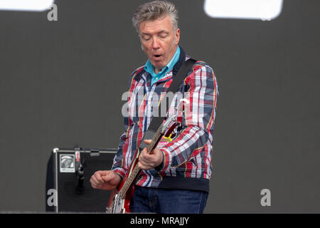 Belfast, Royaume-Uni, 26 mai 2018. Mickey Bradley, du The Undertones rejoint Ash sur scène à BBC6 Music's Biggest Week-end à Belfast, en Irlande du Nord. 26 mai 2018. Credit : Darron Mark/Alamy Live News Banque D'Images