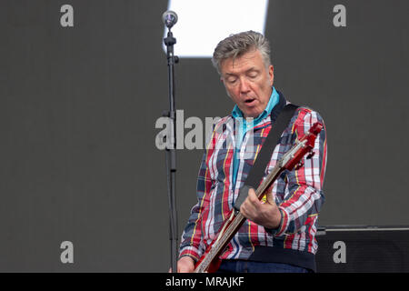 Belfast, Royaume-Uni, 26 mai 2018. Mickey Bradley, du The Undertones rejoint Ash sur scène à BBC6 Musique€™Plus grand week-end à Belfast, en Irlande du Nord. 26 mai 2018. Credit : Darron Mark/Alamy Live News Banque D'Images