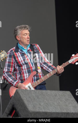 Belfast, Royaume-Uni, 26 mai 2018. Mickey Bradley, du The Undertones rejoint Ash sur scène à BBC6 Musique€™Plus grand week-end à Belfast, en Irlande du Nord. 26 mai 2018. Credit : Darron Mark/Alamy Live News Banque D'Images