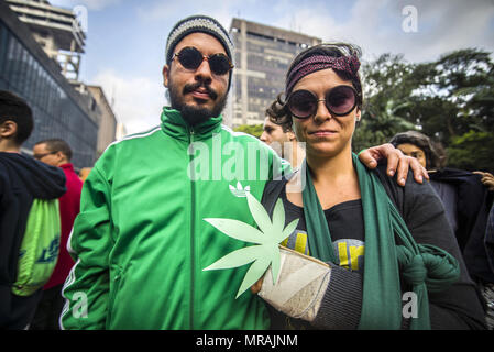 Sao Paulo, Brésil, 26 mai 2018. Les militants de la légalisation de la marijuana depuis mars le Reichstag pendant la parade annuelle du chanvre (Hanfparade) le 26 mai 2018 dans la région de SÃ£o Paulo, Brésil. Les partisans de la légalisation du cannabis espèrent que la légalisation dans plusieurs états des États-Unis au cours des dernières années, augmenteront la probabilité de la légalisation au Brésil. Credit : Cris Faga/ZUMA/Alamy Fil Live News Banque D'Images