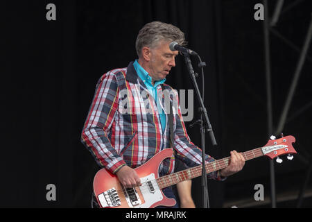 Belfast, Royaume-Uni, 26 mai 2018. Mickey Bradley, du The Undertones rejoint Ash sur scène à BBC6 Music's Biggest Week-end à Belfast, en Irlande du Nord. 26 mai 2018. Credit : Darron Mark/Alamy Live News Banque D'Images