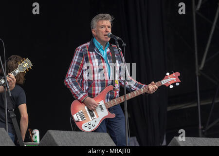 Belfast, Royaume-Uni, 26 mai 2018. Mickey Bradley, du The Undertones rejoint Ash sur scène à BBC6 Music's Biggest Week-end à Belfast, en Irlande du Nord. 26 mai 2018. Credit : Darron Mark/Alamy Live News Banque D'Images