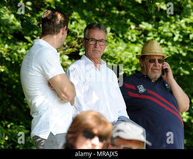 Karlsruhe, Allemagne. 26 mai, 2018. Helmut Sandrock (KSC manager) à l'écart (mi). GES/football/Oberliga : Karlsruher SC 2 - FV Ravensburg, 26.05.2018 - dans le monde de l'utilisation | Credit : dpa/Alamy Live News Banque D'Images