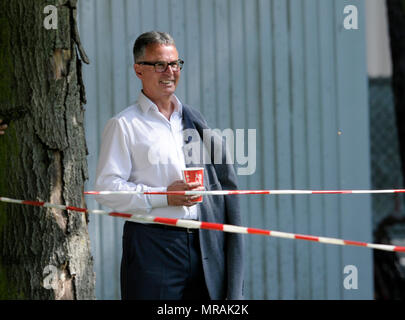 Karlsruhe, Allemagne. 26 mai, 2018. Helmut Sandrock (KSC manager) à l'écart (mi). GES/football/Oberliga : Karlsruher SC 2 - FV Ravensburg, 26.05.2018 - dans le monde de l'utilisation | Credit : dpa/Alamy Live News Banque D'Images