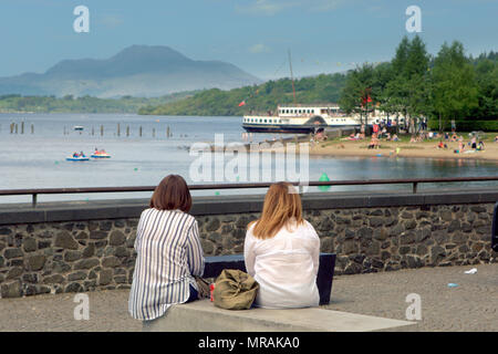 Glasgow, Écosse, Royaume-Uni 26thMay.UK Météo : ensoleillé de l'été cuisine la ville comme les habitants et les touristes s'échapper pour Glasgow Balloch et les plages, parcs et complexe commercial de Loch Lomond Shores. Gérard Ferry/Alamy news Banque D'Images