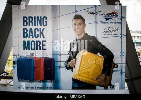 Kuala Lumpur, Malaisie. 26 mai, 2018. Le célèbre joueur de Cristiano Ronaldo publicité pour American Tourister valise bagages d'afficher sur un panneau d'affichage intérieur dans un centre commercial de Kuala Lumpur le 26 mai 2018. © Danny Chan/Alamy Live News. Banque D'Images