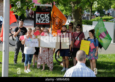 Jockgrim, Allemagne. 26 mai 2018. Les protestataires se tiennent à l'extérieur du lieu d'exposition avec des bannières et affiches de drapeaux. Le groupe parlementaire de la droite populiste (AfD alternative pour l'Allemagne) partie de la Rhénanie-Palatinat a célébré le 2ème anniversaire de leur entrée dans la Rhénanie, le Parlement dans l'élection d'état de 2016 dans le Palatinat du Sud ville de Jockgrim. Une contre-manifestation était organisée par plusieurs groupes à l'extérieur de la salle. Crédit : Michael Debets/Alamy Live News Banque D'Images