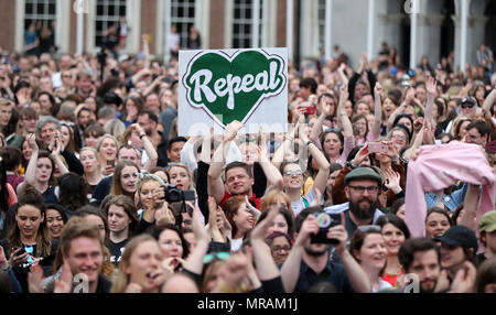 Dublin, Irlande. 26 mai 2018. Scènes de liesse à la suite d'un référendum au château de Dublin centre ce soir, que l'Irlande huit abroge la modification de la Constitution qui avait assimilé la vie de l'enfant à naître à la vie de la mère. Crédit photo : Laura Hutton/Alamy Live News. Banque D'Images