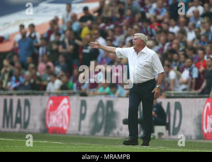 Aston Villa manager Steve Bruce crie des instructions pendant le ciel parier Championship match de finale Play-Off entre Aston Villa et Fulham au stade de Wembley le 26 mai 2018 à Londres, en Angleterre. (Photo par Arron Gent/phcimages.com) Banque D'Images