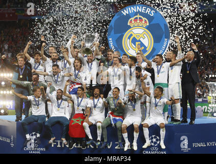 Kiev, Ukraine. 26 mai, 2018. Les joueurs du Real Madrid célébrer avec le trophée après avoir remporté la finale de la Ligue des Champions match de football Real Madrid vs Liverpool FC, au stade Olimpiyskiy NSC à Kiev le 26 mai 2018. Crédit : Serg Glovny/ZUMA/Alamy Fil Live News Banque D'Images