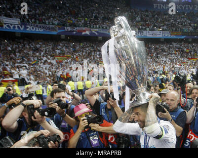 Kiev, Ukraine. 27 mai, 2018. Du Real Madrid SERGIO RAMOS célèbre avec le trophée après avoir remporté la finale de la Ligue des Champions match de football Real Madrid vs Liverpool FC, au stade Olimpiyskiy NSC à Kiev le 26 mai 2018. Crédit : Serg Glovny/ZUMA/Alamy Fil Live News Banque D'Images