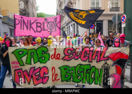 Lyon, France, 26 mai 2018 : des anarchistes et des militants antifascistes, appuyé par les membres de l'extrême gauche, orgaanizations sont vus à Lyon (Centre-est de la France), le 26 mai 2018, alors qu'ils mars à demander la fermeture de la bastion Social - en Français : le Bastion Social - un lieu occupé par des militants d'extrême droite de Lyon et, parmi eux, les membres de l'Union européenne et de la Défense (GUD) et du Groupe Génération identitaire (identité générée). Credit : Serge Mouraret/Alamy Live News. Banque D'Images