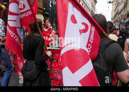 Lyon, France, 26 mai 2018 : des anarchistes et des militants antifascistes, appuyé par les membres de l'extrême gauche, orgaanizations sont vus à Lyon (Centre-est de la France), le 26 mai 2018, alors qu'ils mars à demander la fermeture de la bastion Social - en Français : le Bastion Social - un lieu occupé par des militants d'extrême droite de Lyon et, parmi eux, les membres de l'Union européenne et de la Défense (GUD) et du Groupe Génération identitaire (identité générée). Credit : Serge Mouraret/Alamy Live News. Banque D'Images