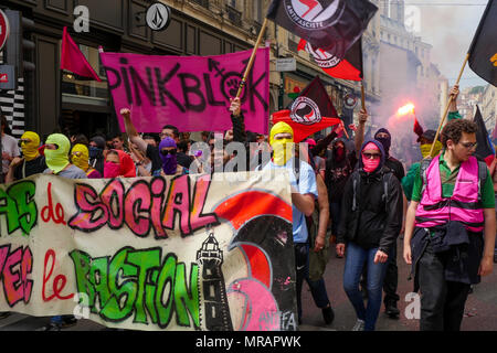Lyon, France, 26 mai 2018 : des anarchistes et des militants antifascistes, appuyé par les membres de l'extrême gauche, orgaanizations sont vus à Lyon (Centre-est de la France), le 26 mai 2018, alors qu'ils mars à demander la fermeture de la bastion Social - en Français : le Bastion Social - un lieu occupé par des militants d'extrême droite de Lyon et, parmi eux, les membres de l'Union européenne et de la Défense (GUD) et du Groupe Génération identitaire (identité générée). Credit : Serge Mouraret/Alamy Live News. Banque D'Images