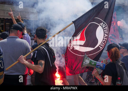 Lyon, France, 26 mai 2018 : des anarchistes et des militants antifascistes, appuyé par les membres de l'extrême gauche, orgaanizations sont vus à Lyon (Centre-est de la France), le 26 mai 2018, alors qu'ils mars à demander la fermeture de la bastion Social - en Français : le Bastion Social - un lieu occupé par des militants d'extrême droite de Lyon et, parmi eux, les membres de l'Union européenne et de la Défense (GUD) et du Groupe Génération identitaire (identité générée). Credit : Serge Mouraret/Alamy Live News. Banque D'Images