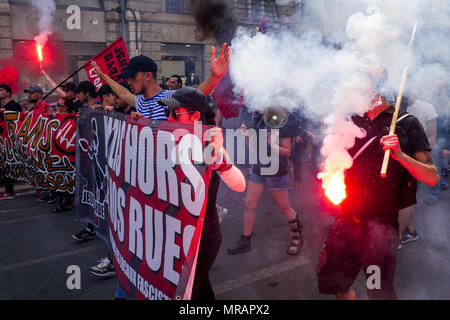 Lyon, France, 26 mai 2018 : des anarchistes et des militants antifascistes, appuyé par les membres de l'extrême gauche, orgaanizations sont vus à Lyon (Centre-est de la France), le 26 mai 2018, alors qu'ils mars à demander la fermeture de la bastion Social - en Français : le Bastion Social - un lieu occupé par des militants d'extrême droite de Lyon et, parmi eux, les membres de l'Union européenne et de la Défense (GUD) et du Groupe Génération identitaire (identité générée). Credit : Serge Mouraret/Alamy Live News. Banque D'Images