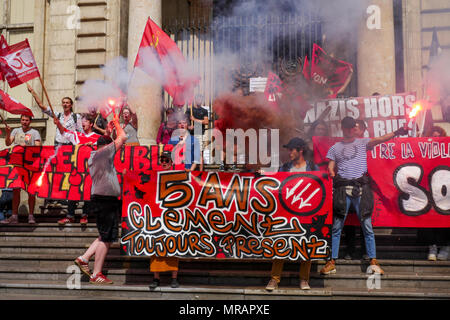 Lyon, France, 26 mai 2018 : des anarchistes et des militants antifascistes, appuyé par les membres de l'extrême gauche, orgaanizations sont vus à Lyon (Centre-est de la France), le 26 mai 2018, alors qu'ils mars à demander la fermeture de la bastion Social - en Français : le Bastion Social - un lieu occupé par des militants d'extrême droite de Lyon et, parmi eux, les membres de l'Union européenne et de la Défense (GUD) et du Groupe Génération identitaire (identité générée). Credit : Serge Mouraret/Alamy Live News. Banque D'Images