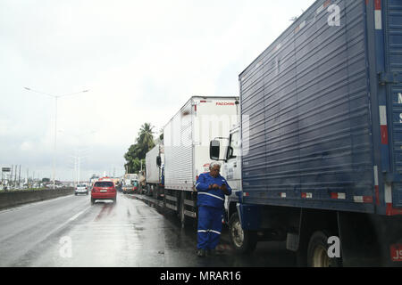 Salvador, Brésil. 23 mai, 2018. Grève des chauffeurs de camion lock BR ? ?324. Credit : Mauro Akin Nassor/FotoArena/Alamy Live News Banque D'Images