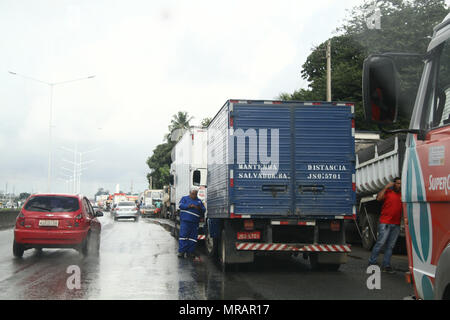 Salvador, Brésil. 23 mai, 2018. Grève des chauffeurs de camion lock BR ? ?324. Credit : Mauro Akin Nassor/FotoArena/Alamy Live News Banque D'Images