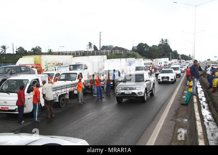 Salvador, Brésil. 23 mai, 2018. Grève des chauffeurs de camion lock BR ? ?324. Credit : Mauro Akin Nassor/FotoArena/Alamy Live News Banque D'Images