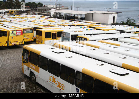 Salvador, Brésil. 23 mai, 2018. La flotte de bus diminue avec la grève des camionneurs. Credit : Mauro Akin Nassor/FotoArena/Alamy Live News Banque D'Images