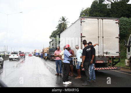 Salvador, Brésil. 23 mai, 2018. Grève des chauffeurs de camion lock BR ? ?324. Credit : Mauro Akin Nassor/FotoArena/Alamy Live News Banque D'Images