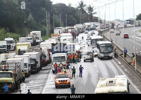 Salvador, Brésil. 23 mai, 2018. Grève des chauffeurs de camion lock BR ? ?324. Credit : Mauro Akin Nassor/FotoArena/Alamy Live News Banque D'Images