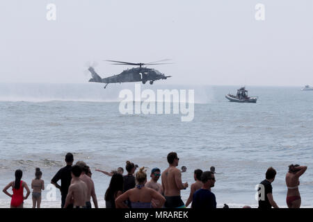 New York, États-Unis, USA. 26 mai, 2018. Un hélicoptère effectue au cours de la 15e édition annuelle de Bethpage Air Show plus de Jones Beach, à New York, États-Unis, 26 mai 2018. Credit : Wang Ying/Xinhua/Alamy Live News Banque D'Images