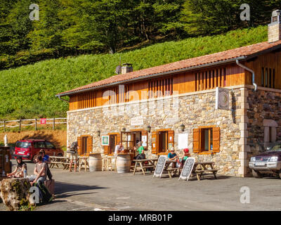 Pèlerins profitez d'une pause bien méritée après une longue montée au refuge'Orisson sur la Route Napoléon de la Camino - St Jean Pied de Port, France Banque D'Images