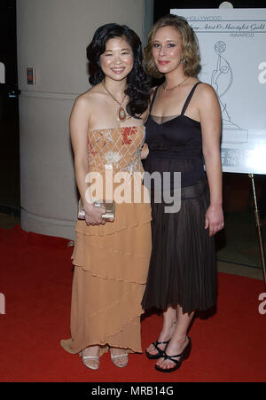 Keiko Agena et Liza Weil (Gilmore Girl) à la cinquième Conférence annuelle de Hollywood Makup Artiste & Hairstylist Guild Awards au Beverly Hilton de Los Angeles. Janvier, 17, 2004.Red Carpet Event, Vertical, USA, Cinéma, Célébrités, photographie, Bestof, Arts, Culture et divertissement, Célébrités Topix , le meilleur de la mode, de l'événement dans la vie d'Hollywood, Californie - Tapis rouge, USA, Cinéma, Célébrités, cinéma, télévision, Célébrités célébrités musique, photographie, Arts, Culture et divertissement, , enquête , tsuni@Gamma-USA.com, vertical, plusieurs personnes, même distribution Banque D'Images