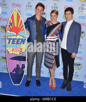 Ansel Elgort, Shailene Woodley, Nat Wolff 281 au Teen Choice Awards 2014 le qt Shrine Auditorium à Los Angeles.Red Carpet Event, Vertical, USA, Cinéma, Célébrités, photographie, Bestof, Arts, Culture et divertissement, Célébrités Topix , le meilleur de la mode, de l'événement dans la vie d'Hollywood, Californie - Tapis rouge, USA, Cinéma, Célébrités, cinéma, télévision, Célébrités célébrités musique, photographie, Arts, Culture et divertissement, tsuni@Gamma-USA.com , enquête , vertical, plusieurs personnes, l'arrière-scène, trophée, Banque D'Images