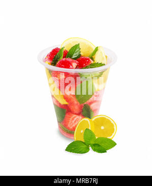 Limonade aux fraises avec les tranches de citron et de menthe. Limonade maison isolé sur fond blanc. Des boissons pour une partie. Banque D'Images