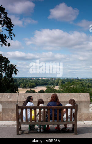 Les filles s'asseoir sur un banc sur les murs du château de Windsor, en Angleterre, Royaume-Uni Banque D'Images