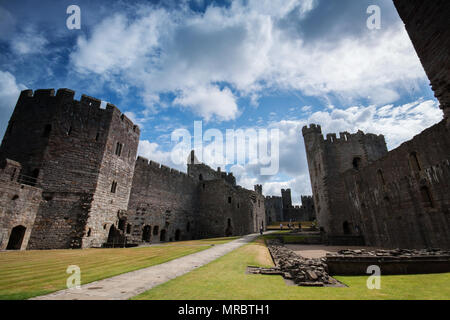 Cour intérieure du château de Caernarfon dans le Nord du Pays de Galles, Royaume-Uni. Banque D'Images