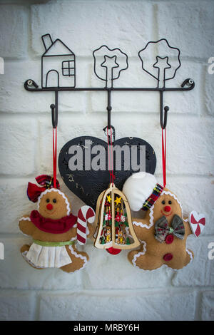 Poupées chismas sur fond de mur Noël , carnaval , chaque chambre aura des poupées ornementales. Banque D'Images