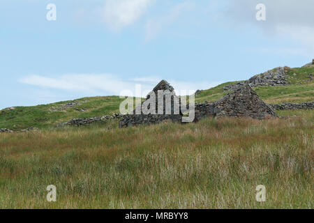 Cabane en pierre ruines sur vu du sentier sur l'ascension de Snowdon Mountain, parc national de Snowdonia, Pays de Galles. Banque D'Images